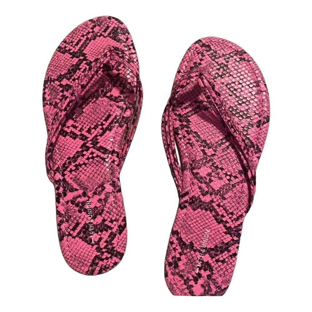 14TH & UNION
Caite Flat Sandal In Pink Berry - Black Snake